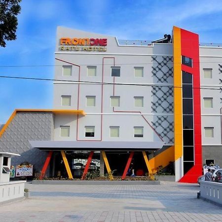 Front One Hotel Nganjuk Экстерьер фото